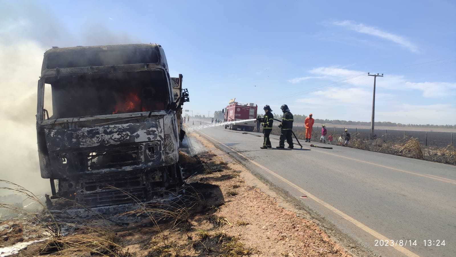 Por volta das 12h10 da tarde desta segunda-feira (14), o corpo de bombeiros foi acionado para combater um incêndio em uma carreta bitrem carregada com soja, na BA-459, próximo ao povoado de Cerradão, município de Barreiras (BA).