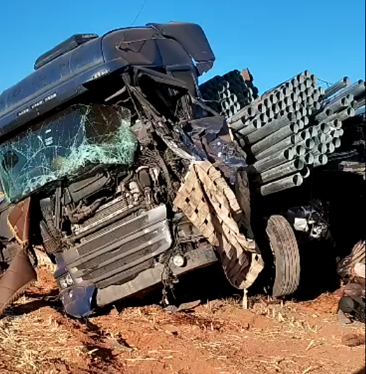 Quinze animais morreram em acidente envolvendo duas carretas na BR-020 em São Desidério; três pessoas ficaram feridas