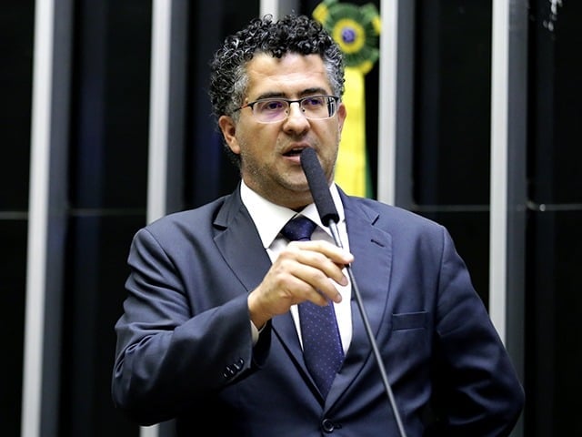 'Não tem sentido acabar com parcelamento do cartão de crédito sem juros', diz relator do Desenrola Brasil