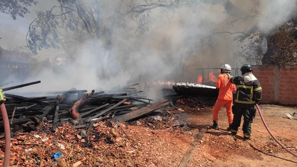 Madeireira ficou parcialmente destruída nesta terça-feira (22), após ser atingida por um incêndio que teria iniciado em uma vegetação próxima, em Barreiras (BA). Chamas foram controladas pelos bombeiros