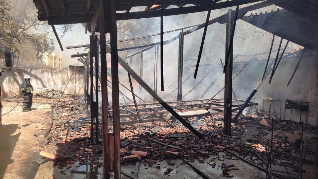Madeireira ficou parcialmente destruída nesta terça-feira (22), após ser atingida por um incêndio que teria iniciado em uma vegetação próxima, em Barreiras (BA). Chamas foram controladas pelos bombeiros