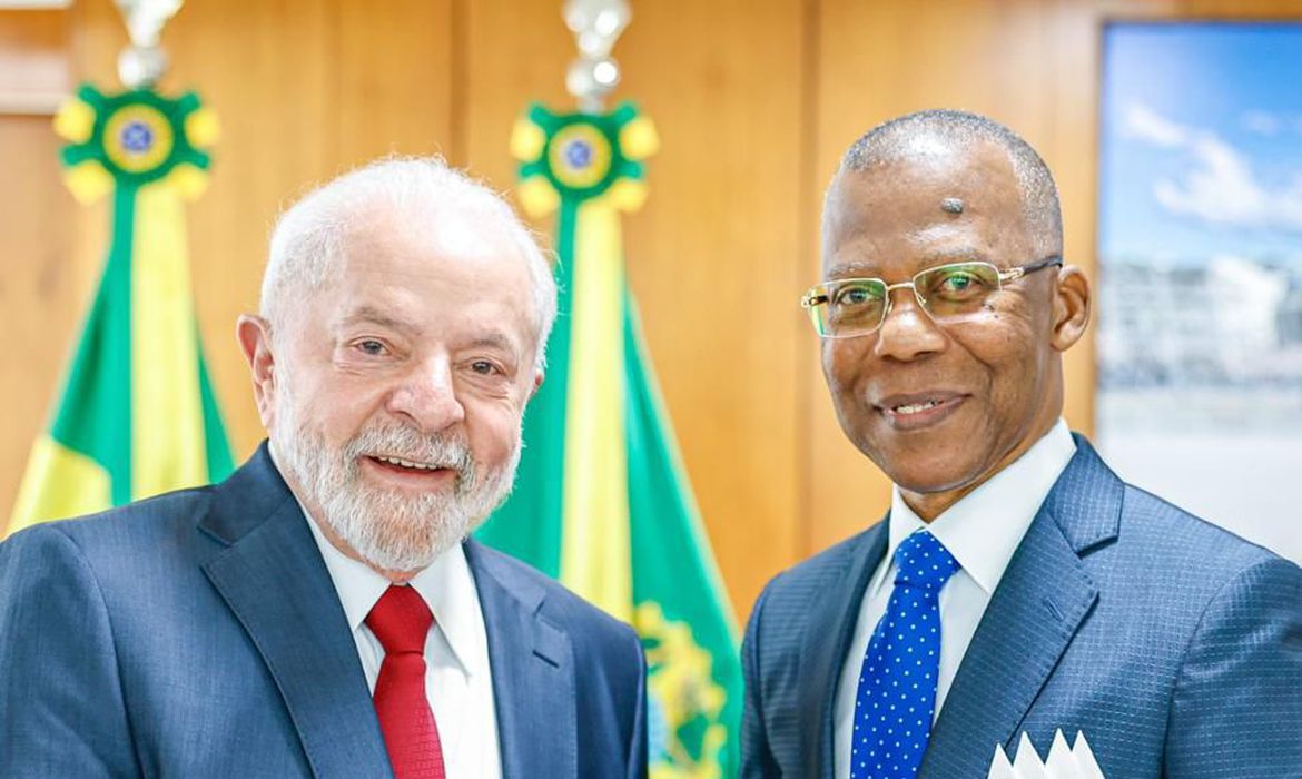 Lula e embaixador da República de Angola, Manuel Eduardo dos Santos da Silva Bravo
